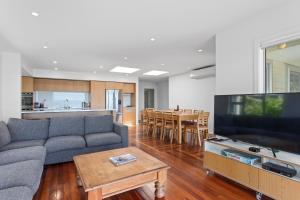 TV at/o entertainment center sa Kohi Point - Ohope Beachfront Holiday Home