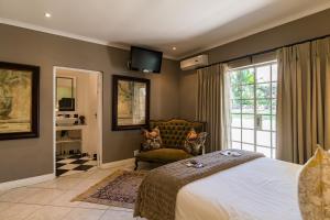 เตียงในห้องที่ Duke & Duchess Boutique Hotel