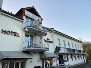 un hotel con due balconi in un edificio di Hotel am Rosenbad a Fulda