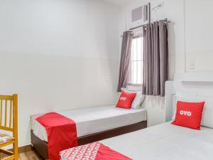 a room with two beds and a window at HOTEL PAULISTANO Terminal Tietê in Sao Paulo