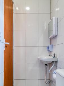 a white bathroom with a sink and a mirror at HOTEL PAULISTANO Terminal Tietê in Sao Paulo