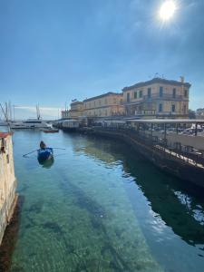 una persona en un kayak en un río con edificios en Transatlantico, en Nápoles