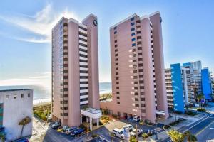 due edifici alti in una città con l'oceano di Ocean Front, Private Balconies a Myrtle Beach