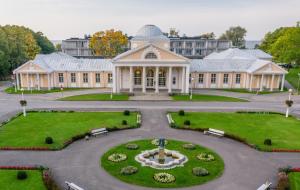 een gebouw met een fontein midden op een binnenplaats bij Hedon Spa & Hotel in Pärnu