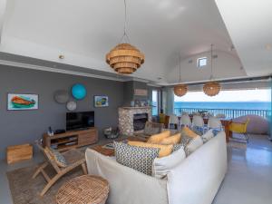 Uma TV ou centro de entretenimento em Sandy Toes Beach Villa