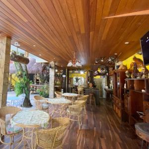 un ristorante con tavoli e sedie in una stanza di Morada do Aventureiro ad Angra dos Reis