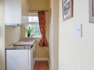 Dapur atau dapur kecil di 1-Bed Cottage on Coastal Pathway in South Wales