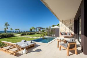 un patio con vistas a la piscina en Amara - Sea Your Only View™ en Limassol