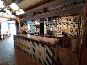 La sala de estar o bar de A la Sombra de la Torre