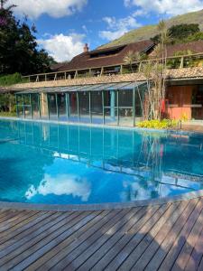 uma piscina em frente a uma casa em Chalé Quinta do Lago em Petrópolis