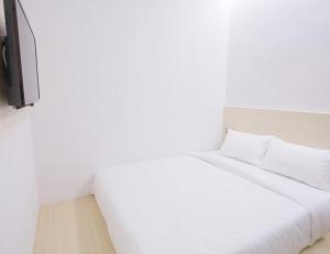 เตียงในห้องที่ Minimalist Hotel