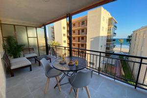 Un balcón o terraza de AMPLIO APARTAMENTO SEAVIEW