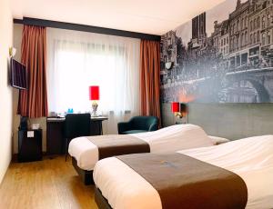 een hotelkamer met 2 bedden en een bureau bij Bastion Hotel Utrecht in Utrecht