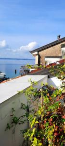 un edificio con vistas al agua en Le Rêve - Lake view rooms en Sirmione