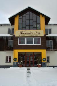 un edificio con un cartel que lee posada histórica en Hotel Harrachov Inn, en Harrachov