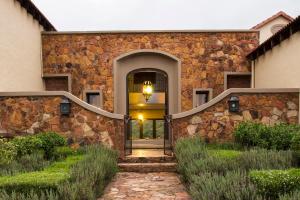 ein Steinhaus mit einer Treppe, die zur Eingangstür führt in der Unterkunft Mount High Luxury Country Estate in Lydenburg