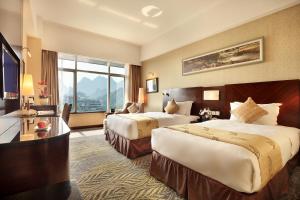 เตียงในห้องที่ Lijiang Waterfall Hotel Guilin