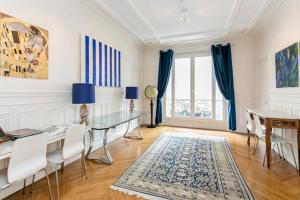 une salle à manger avec une table en verre et un bureau dans l'établissement Charming bedroom, à Paris