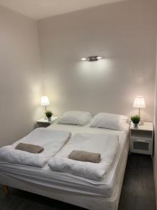 A bed or beds in a room at Silver Garden