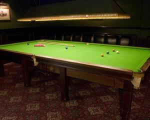 uma mesa de bilhar verde com bolas em cima em The Grand Hotel em Llandudno