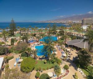 uma vista aérea de um resort com uma piscina em H10 Las Palmeras em Playa de las Americas