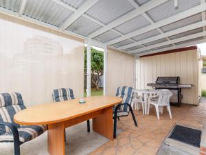 eine Terrasse mit einem Tisch, Stühlen und einem Klavier in der Unterkunft Wyvern in Forster