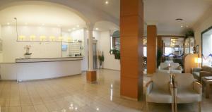 lobby szpitala z krzesłami i ladą w obiekcie Hotel Costa Brava w Blanes