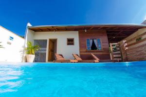 A piscina em ou perto de Chalés da Sinhá