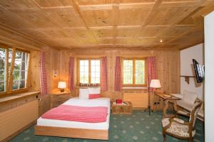 Tempat tidur dalam kamar di Hotel Sonne Fex Alpine Hideaway