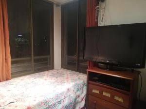 TV tai viihdekeskus majoituspaikassa UNA HABITACIÓN PRIVADA con BAÑO PRIVADO en CENTRO HISTÓRICO