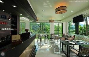 - une salle à manger avec des tables et des chaises dans l'établissement Kamala Villa Hill, à Kamala Beach