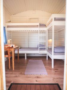 A bed or beds in a room at Björkbackens Stugby i Vimmerby