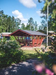 A garden outside Björkbackens Stugby i Vimmerby