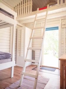 A bed or beds in a room at Björkbackens Stugby i Vimmerby