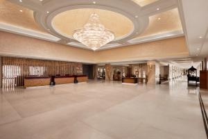 un'ampia hall con un lampadario a braccio sul soffitto di Ramada Plaza by Wyndham Lucknow a Lucknow