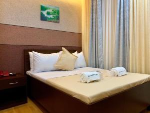 Rúm í herbergi á Davao Persimmon Suites