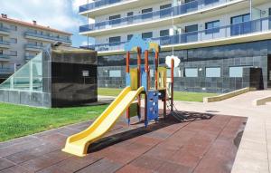 um parque infantil com escorrega num parque em Apartamento en Residencia SB L'Ampolla em L'Ampolla