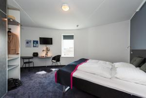 een slaapkamer met een bed en een bureau. bij Cabinn Copenhagen in Kopenhagen