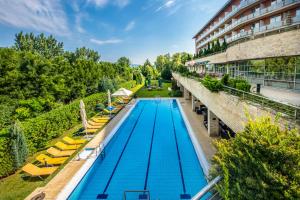 una vista aérea de una piscina en un hotel en Thermal Hotel Visegrád en Visegrád