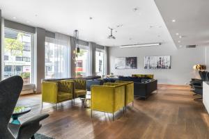 A seating area at Quality Hotel Residence