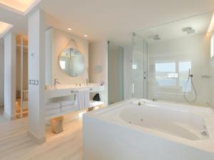 Bathroom sa Amàre Beach Hotel Ibiza - Adults Recommended