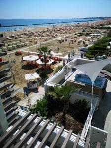 Vom Balkon eines Resorts genießen Sie Strandblick. in der Unterkunft Hotel Madalù in Rimini