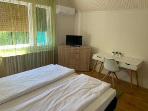 Katil atau katil-katil dalam bilik di Csuka48 Apartman