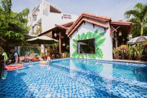 uma piscina em frente a uma casa em Tue Tam Garden Villa em Hoi An