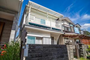 El edificio en el que está la casa vacacional