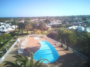 een uitzicht over een zwembad in een resort bij Bungalows Los Melocotones in Maspalomas