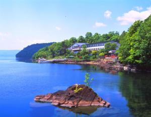 una piccola isola in mezzo a un corpo d'acqua di Marukoma Onsen Ryokan a Chitose