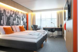 een hotelkamer met een bed en een bureau bij Thon Hotel Bergen Airport in Bergen