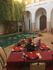 Baseinas apgyvendinimo įstaigoje Riad Shama Suites & Spa arba netoliese