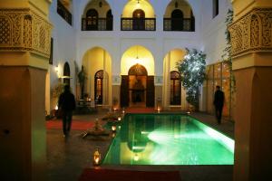 Baseinas apgyvendinimo įstaigoje Riad Shama Suites & Spa arba netoliese